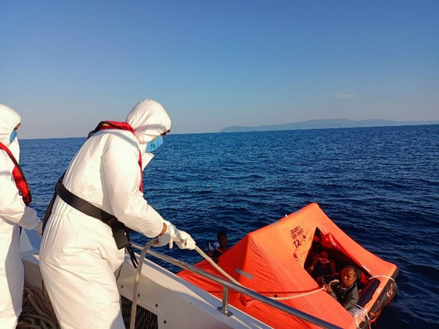 İzmir açıklarında 58 kaçak göçmen kurtarıldı - Resim: 0