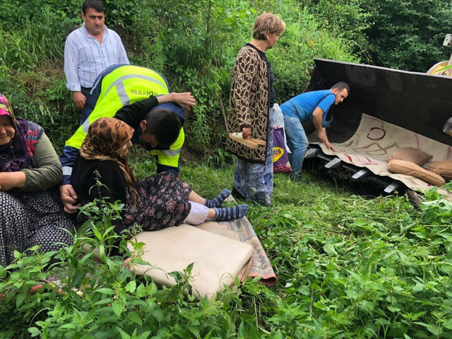 Sakarya Akyazı Belediye Başkanı, 100 yaşındaki kadını kucağında taşıdı - Resim: 0