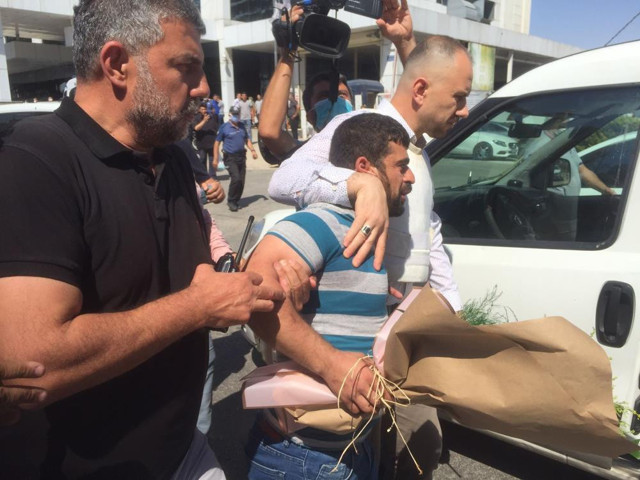 Çiçekli ve silahlı! Gaziantep'te hastane önünde hareketli saatler yaşattı - Resim: 1