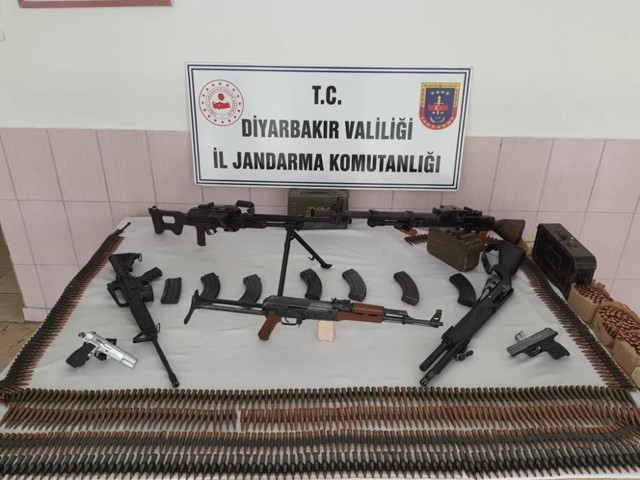 Diyarbakır'da cami bahçesindeki tabuttan cephanelik çıktı - Resim: 0