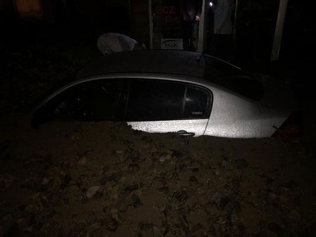 Rize'de sel felaketi! Kayıp 3 kişi aranıyor - Resim: 0