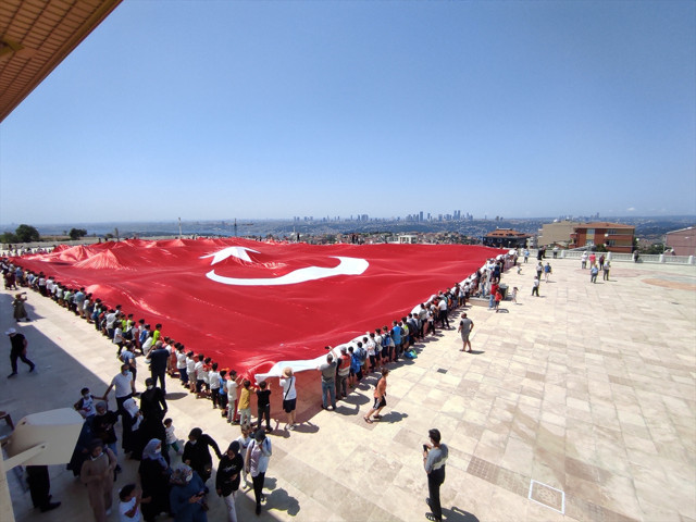 Büyük Çamlıca Camii'nde 2 bin 71 metrekarelik Türk bayrağı açıldı - Resim: 0