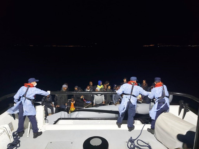 İzmir açıklarında 456 düzensiz göçmen kurtarıldı - Resim: 1