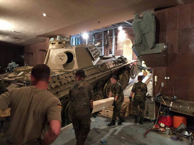 Almanya'da 2. Dünya Savaşı'ndan kalma tank, yaşlı adamın evinin bodrumundan çıktı - Resim: 0