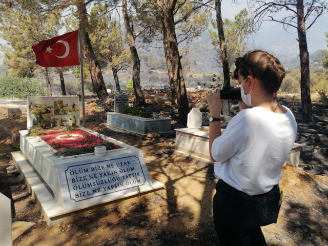 Mersin'deki yangında mezarlık yandı şehidin kabri ve Türk bayrağı sapasağlam kaldı - Resim: 1