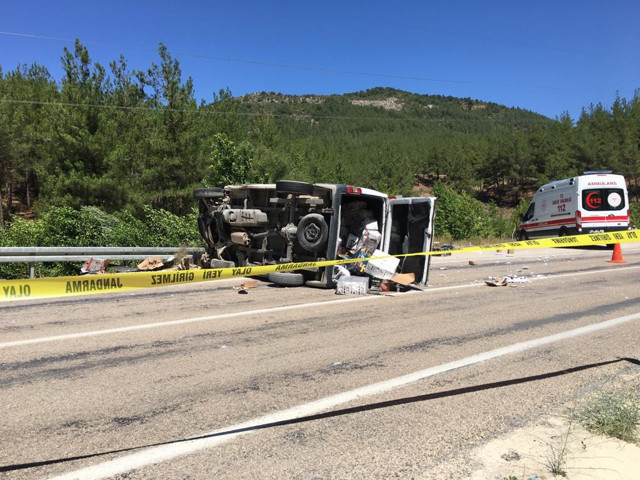 Adana'da otomobil minibüsle çarpıştı! Aynı aileden 5 kişi öldü! - Resim: 0