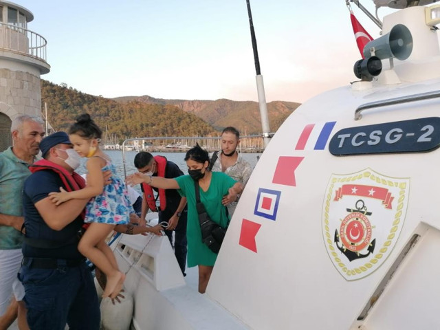 Marmaris'te yangın 3'üncü gününde Sahil güvenlik binlerce kişiyi tahliye ediyor! - Resim: 0