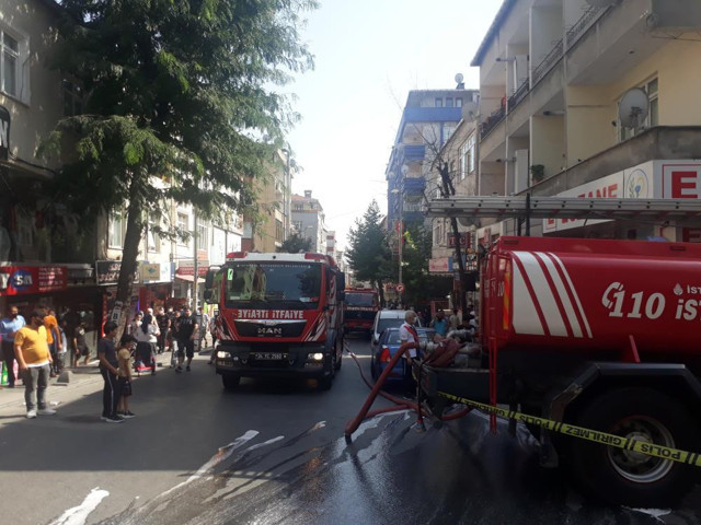 Küçükçekmece'de binanın çatı katında çıkan yangında patlama meydana geldi - Resim: 0