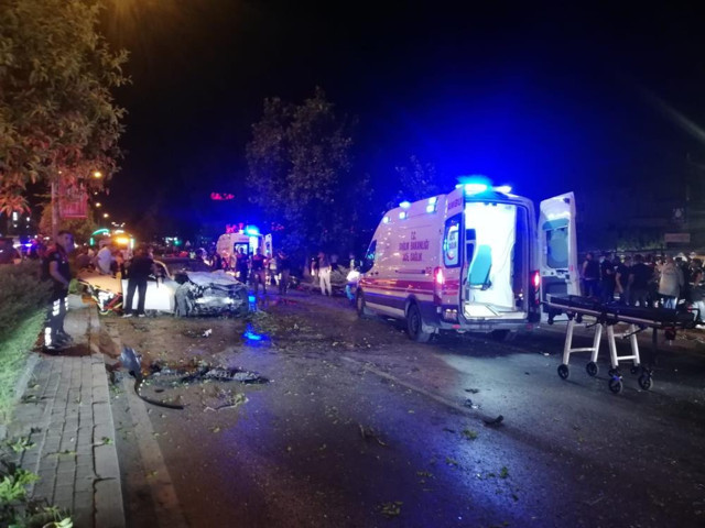 İzmir’de polis aracı ile otomobil çarpıştı 1 polis şehit oldu 4 yaralı - Resim: 0