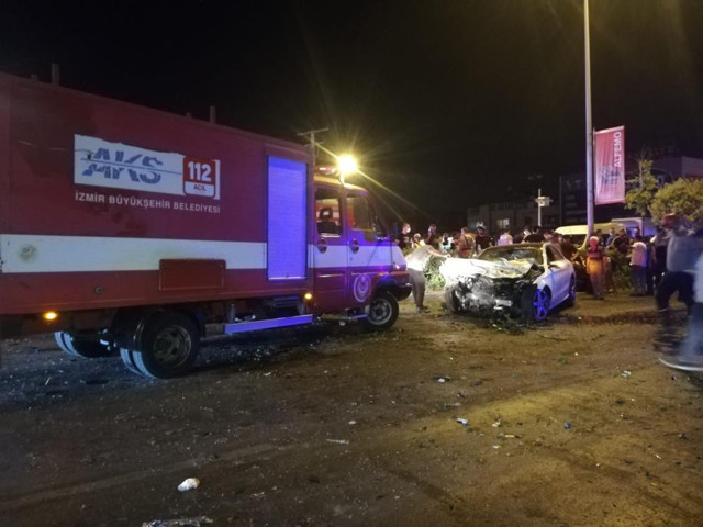 İzmir’de polis aracı ile otomobil çarpıştı 1 polis şehit oldu 4 yaralı - Resim: 1
