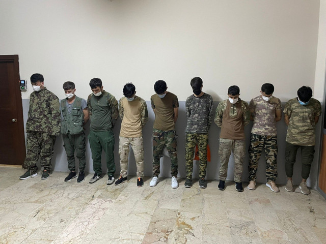 Polis müdahale etti! Zeytinburnu sahilinde asker kıyafetiyle görüntülenen Afganlar tepki çekmişti - Resim: 0