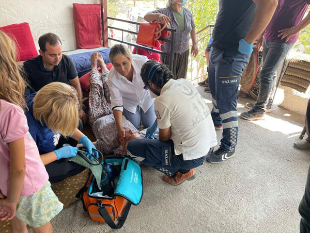 Antalya'da yangının tehdit ettiği bölgede fenalaşan kadına ilk müdahaleyi milletvekili Çokal yaptı - Resim: 0