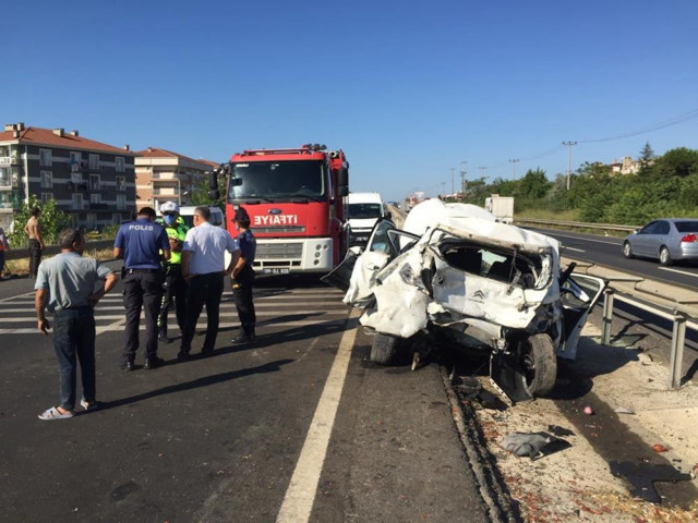 Tekirdağ'da feci kazada iki kişi öldü 4 kişi de yaralandı - Resim: 1