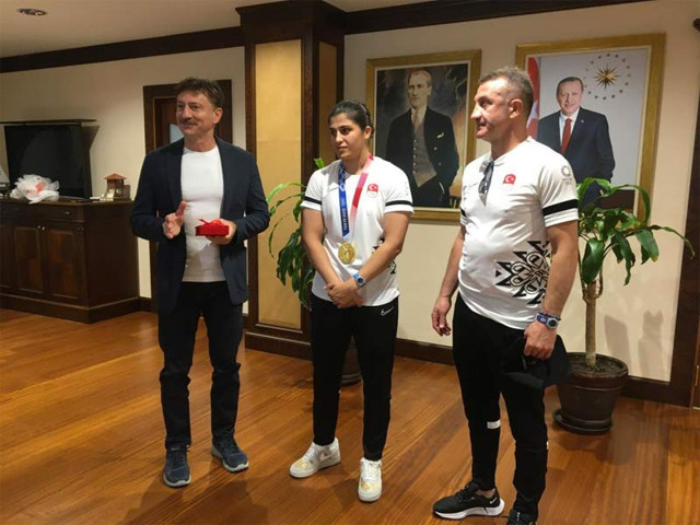 Olimpiyat şampiyonu Busenaz Sürmeneli'den Kerem Bursin'e yanıt: Kim ne derse desin yine asarım - Resim: 0