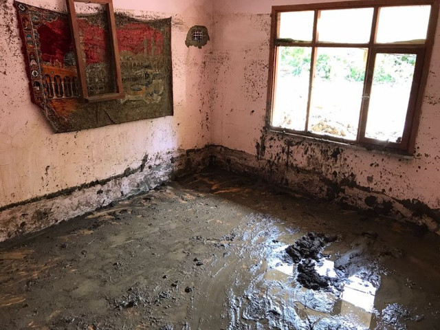 Sel suları evi doldurdu! 30 santimetre boşlukta 2,5 saat yaşam mücadelesi verdiler - Resim: 2