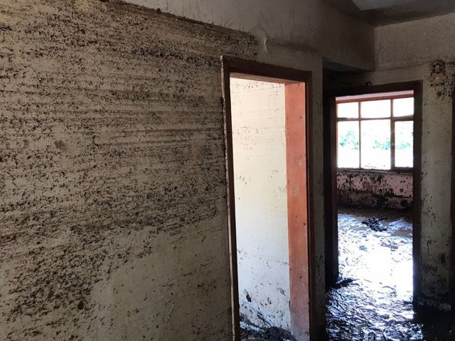 Sel suları evi doldurdu! 30 santimetre boşlukta 2,5 saat yaşam mücadelesi verdiler - Resim: 1