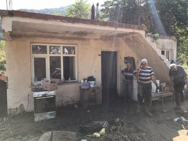 Sel suları evi doldurdu! 30 santimetre boşlukta 2,5 saat yaşam mücadelesi verdiler - Resim: 0