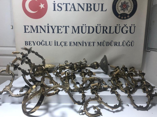 Taksim'de tarihi şamdanı çalıp hurda fiyatına sattı - Resim: 0