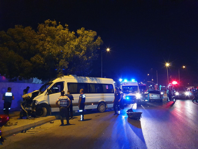 Adana'da minibüs ile otomobil çarpıştı: 1 ölü, 3 yaralı - Resim: 1