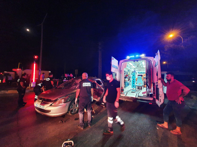 Adana'da minibüs ile otomobil çarpıştı: 1 ölü, 3 yaralı - Resim: 0