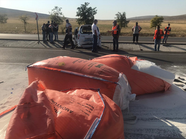 Konya'da korkunç kaza! TIR ile kamyonet çarpıştı 6 kişi feci şekilde öldü - Resim: 1