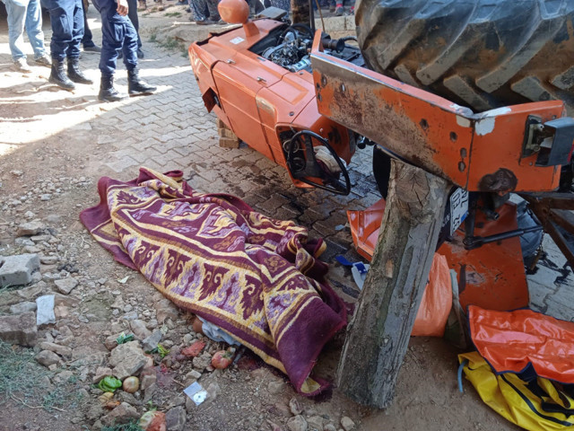 Hakkari'de şehit babası devrilen traktörün altında kalarak hayatını kaybetti - Resim: 0