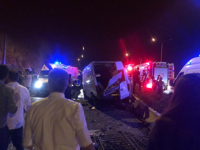 İzmir'de zincirleme kaza! 6 otomobil birbirine girdi: 1'i ağır 11 yaralı var - Resim: 1