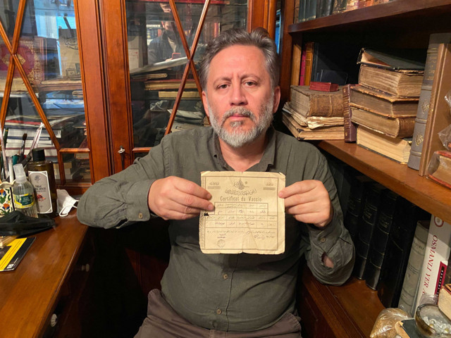 İstanbul Kadıköy'deki bir sahafta 115 yıllık aşı kartı bulundu - Resim: 0