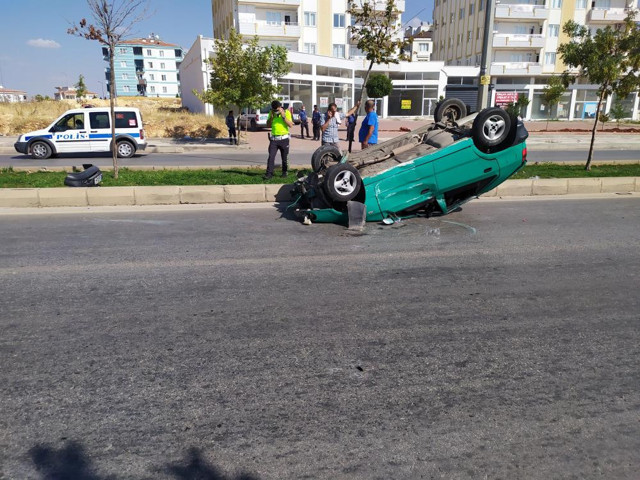 Gaziantep'te sollama yapmak isteyen sürücü takla attı: 4 yaralı - Resim: 0