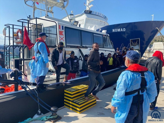 İzmir açıklarında 184 kaçak göçmen kurtarıldı - Resim: 1