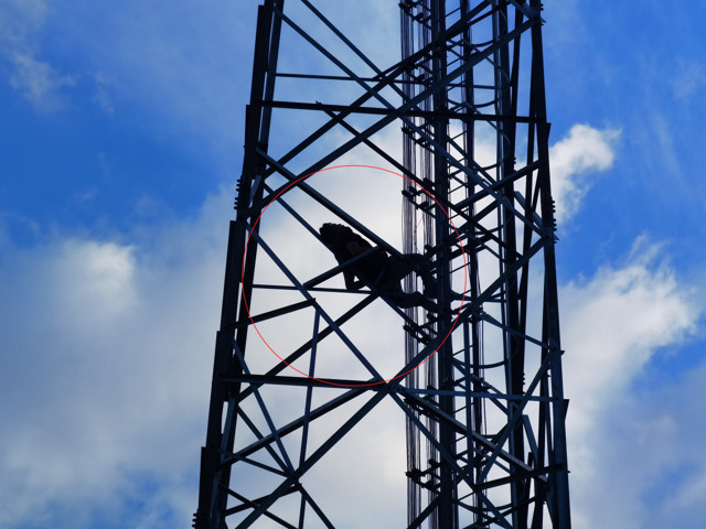Bursa'da ilginç olay! Alkolün etkisiyle çıktığı direkte uyudu - Resim: 0