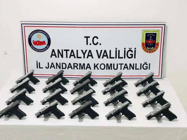 Antalya'da kızının düğünü için silah kaçakçılığı yapan kadın tutuklandı - Resim: 0
