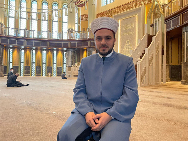 Taksim'de kimse imam olduğuna inanmıyor kaskı çıkarınca şaşkına döndüler - Resim: 1