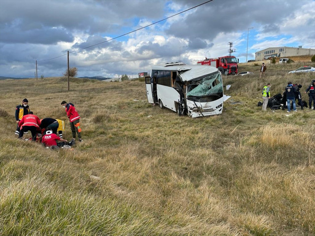 Kastamonu'da polisleri taşıyan midibüs devrildi 12 polis yaralı - Resim: 0