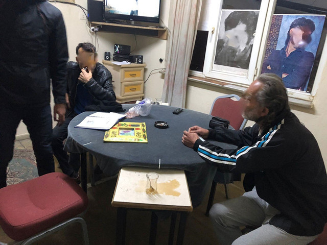 Kurmar oynamaya gelenlere ilginç uyarı! 'Maskeyi çıkarın, sizi tanıyayım' - Resim: 0