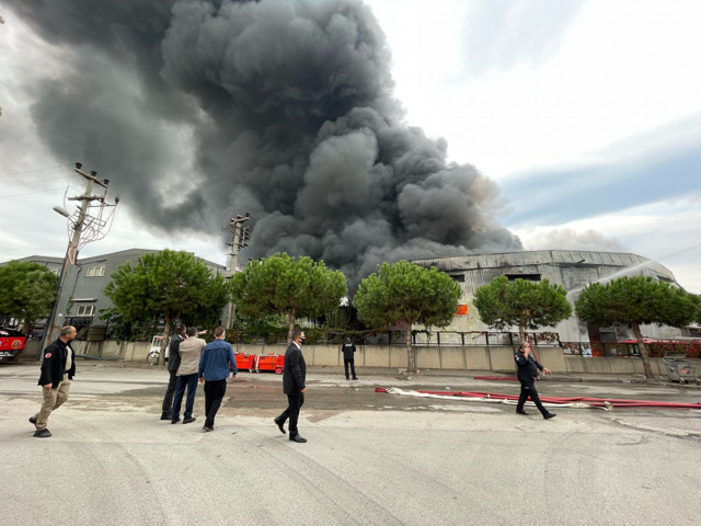 Bursa'da elyaf fabrikasında yangın çıktı! Ekipler müdahale ediyor - Resim: 0