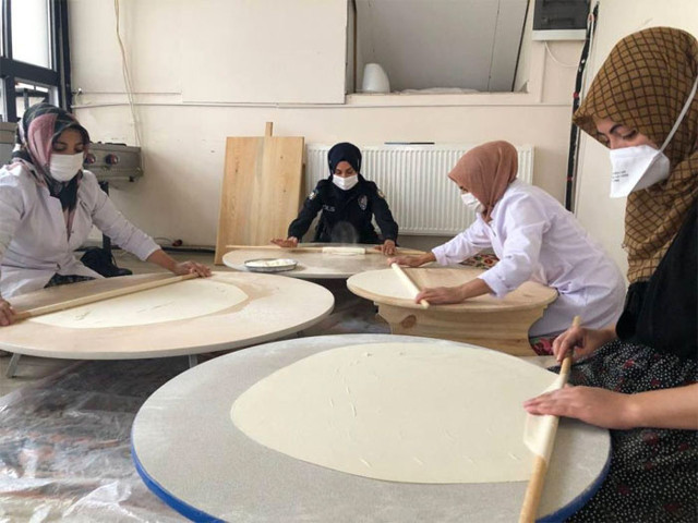 Sivas'ta kadın polis memuru yufka açtı KADES'i tanıttı - Resim: 0