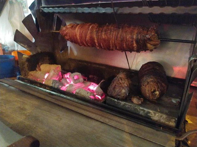 Bursa'da 42 yıldır bu kaldırımdan ayılmadı Yusuf Usta hem doyuruyor hem kazanıyor - Resim: 0