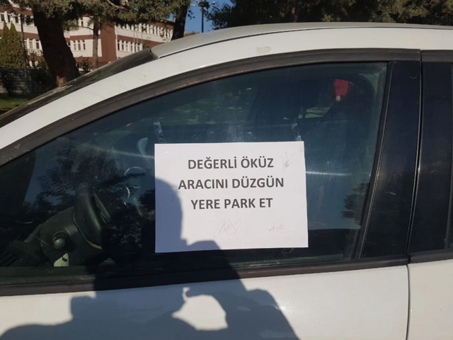 İstanbul'da yeni trend! Yanlış yere park edene hakaretli afiş yapıştırıyorlar - Resim: 1