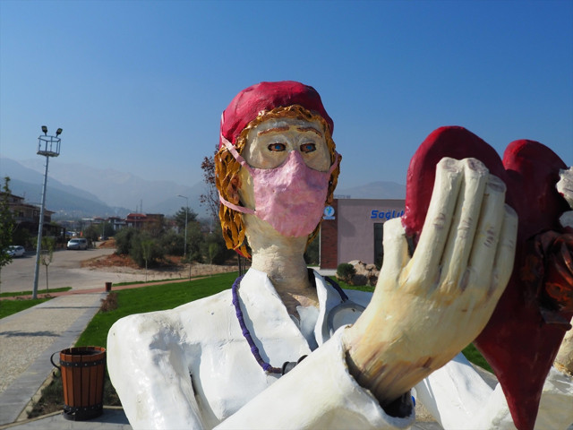 AK Partili Özkan'dan heykel yorumu: CHP'liler bile korkuyor - Resim: 0