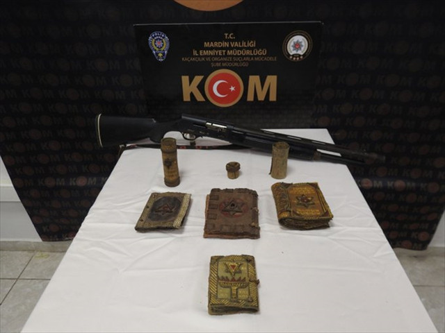 Mardin'de bin yıllık olduğu değerlendirilen altın işlemeli el yazması 5 Tevrat ele geçirildi - Resim: 0