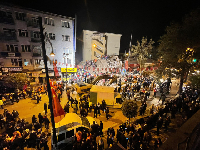 Malatya'da bina çöktü! Enkaz altında kalanlar var! Binanın kolonu kesilmiş! - Resim: 3
