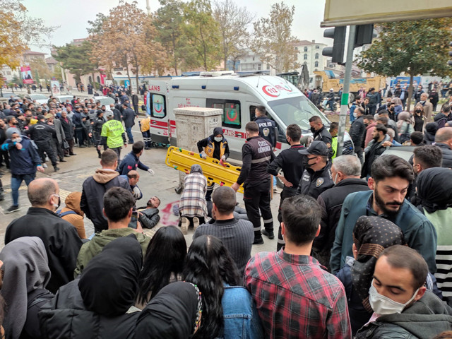 Elazığ'da 10'uncu kattan atlayan kadın caddede yürüyen bir kişinin üzerine düştü - Resim: 0