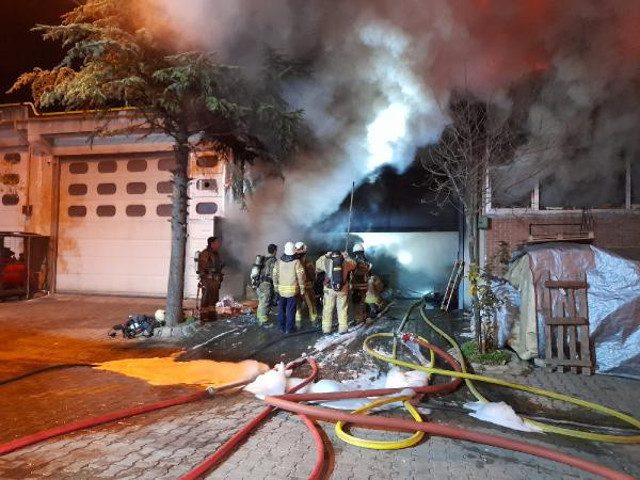 İstanbul Başakşehir'de büyük yangın! Alevler gökyüzüne yükseldi - Resim: 3
