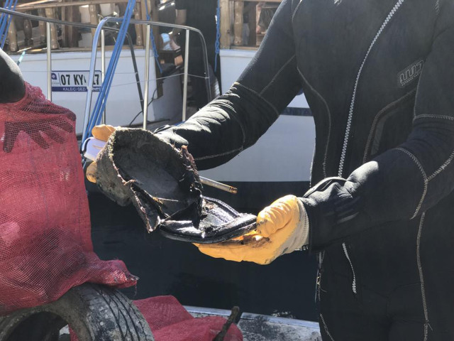 Antalya'da denizin dibinden elektrik süpürgesi çıktı - Resim: 0