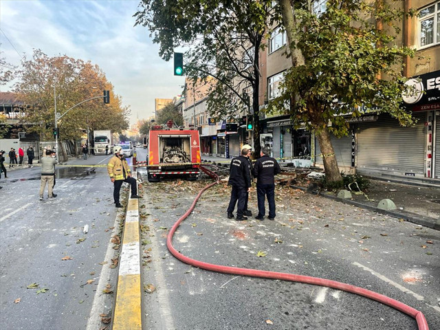 Bağcılar'da 4 katlı binada patlama! Ön cephesi yola açıldı - Resim: 0