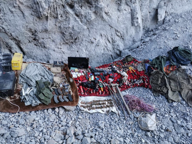 Pençe Yıldırım Harekatı'nda teröristlerin inlerine girildi! Tüyleri diken diken eden görüntüler - Resim: 0