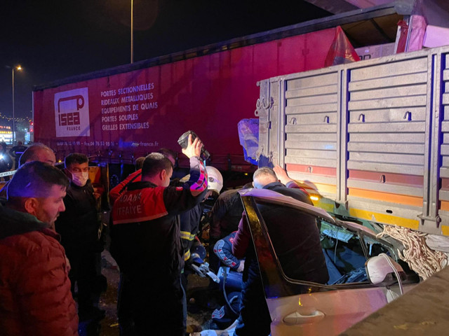 Adana'da zincirleme trafik kazasında 1 kişi öldü 4 kişi yaralandı - Resim: 0