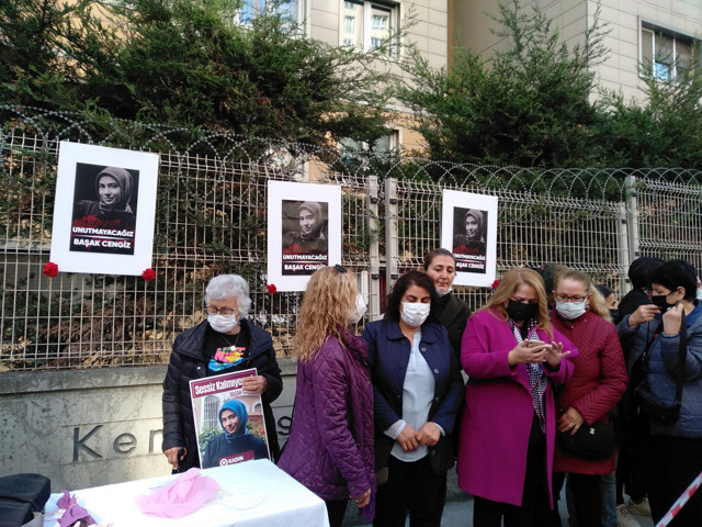 Ataşehir'de kadınlar Başak Cengiz'in öldürüldüğü yerde buluşarak protesto etti - Resim: 1