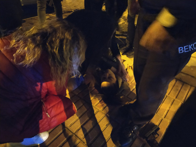 Yolda kocasının silahını kurcalarken omzundan kendini vurdu! - Resim: 0